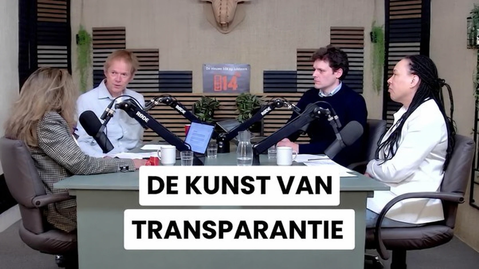 Manuela Fun en Asha Narain in gesprek met gasten Stephan Grimmelikhuijsen en Serv Wiemers tijdens de opname van de podcast De Kunst van Transparantie.